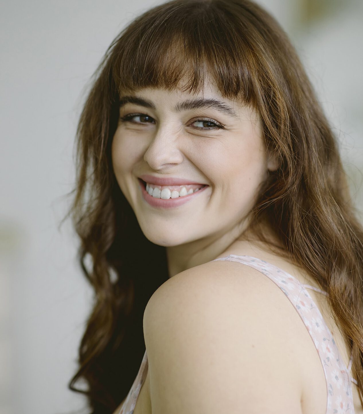 Brünette Frau wirft einen Blick über die Schulter