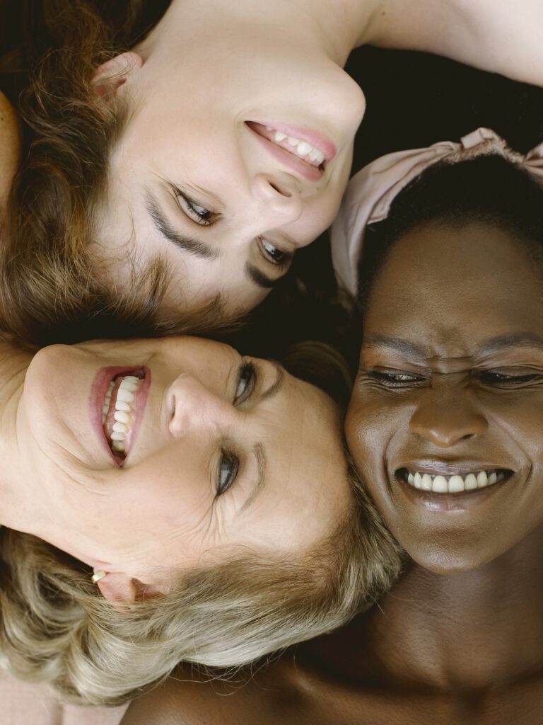 Drei Frauen liegen auf dem Boden und werden von Frontal Oben abgelichtet