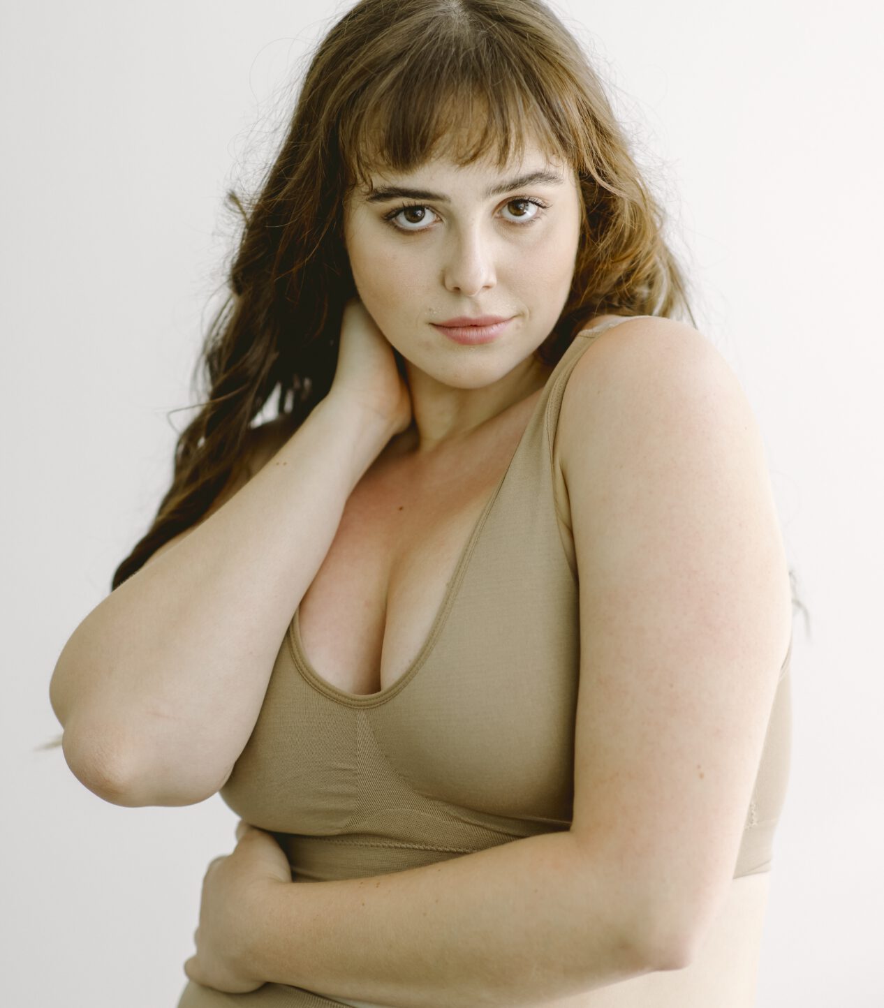 Frau legt ihre Hand nachdenkend in den Nacken